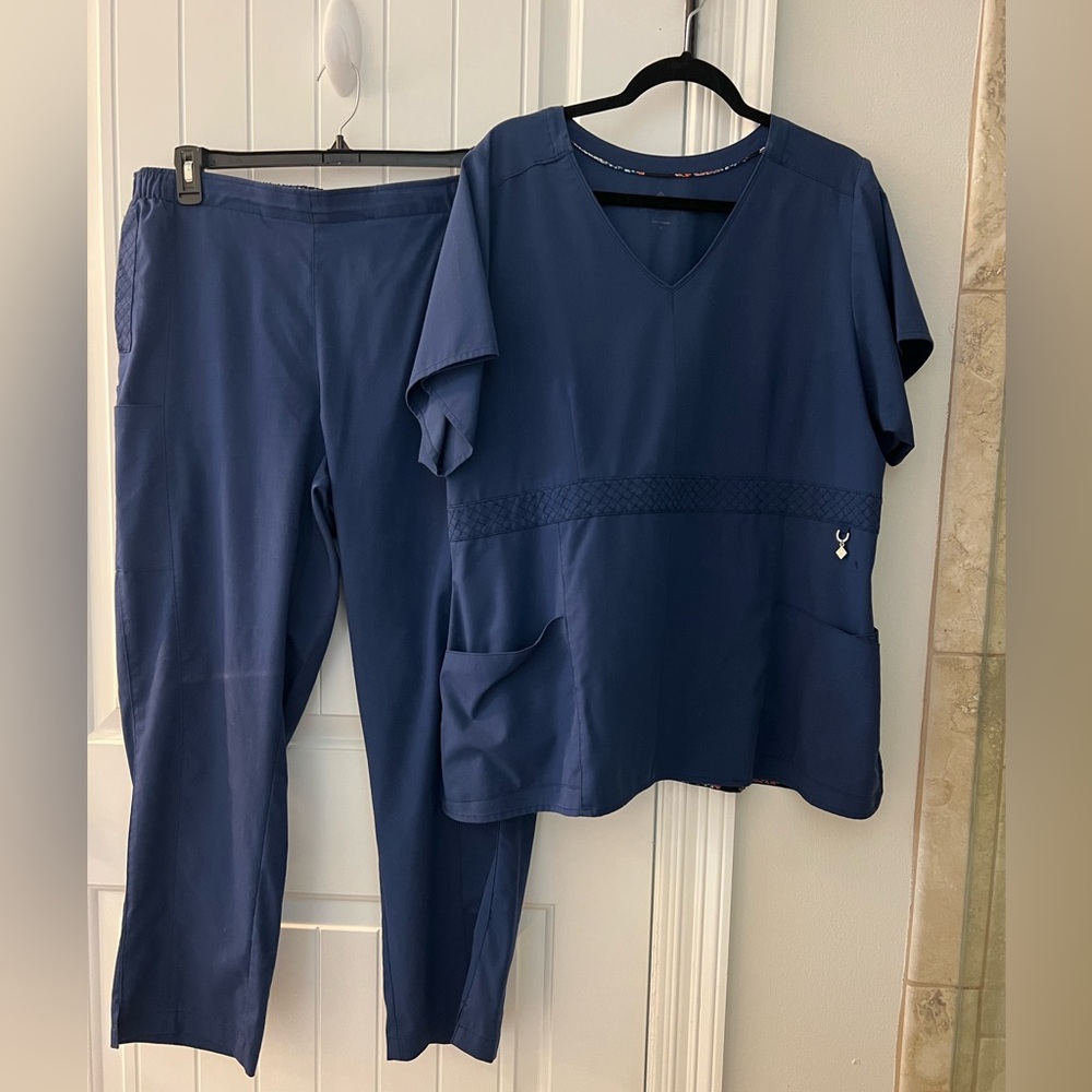Vera Bradley Navy Blue Scrub Set Top XXL Pants XLP small ink spot near pocket
